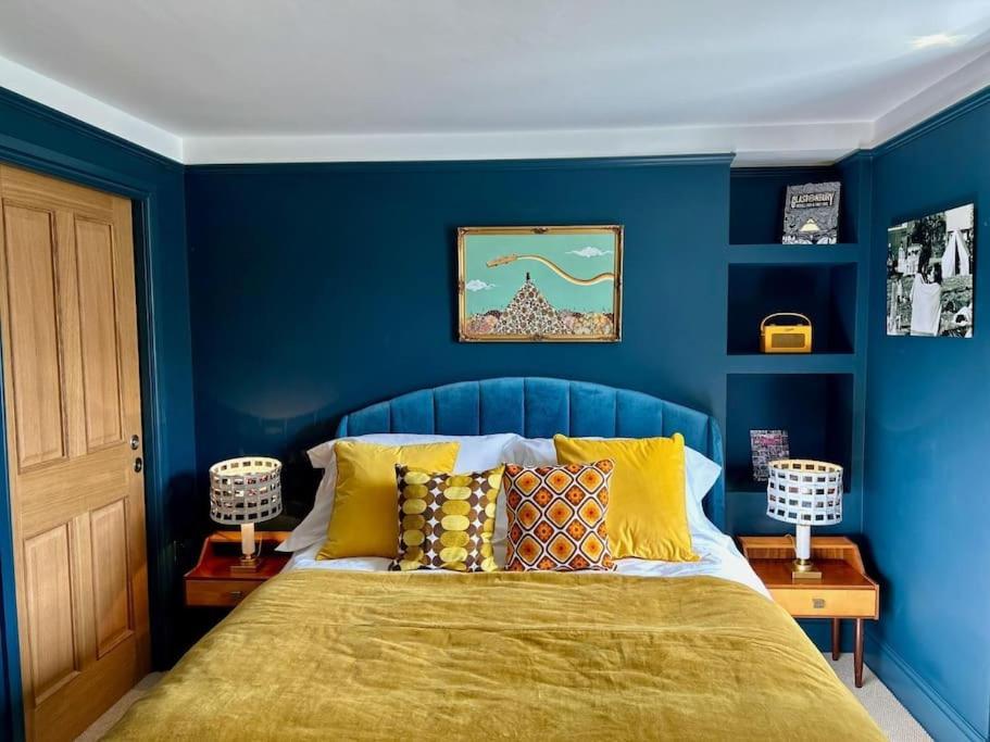 Stylish Retro Hotel Room Above Pub Шептън Малет Екстериор снимка