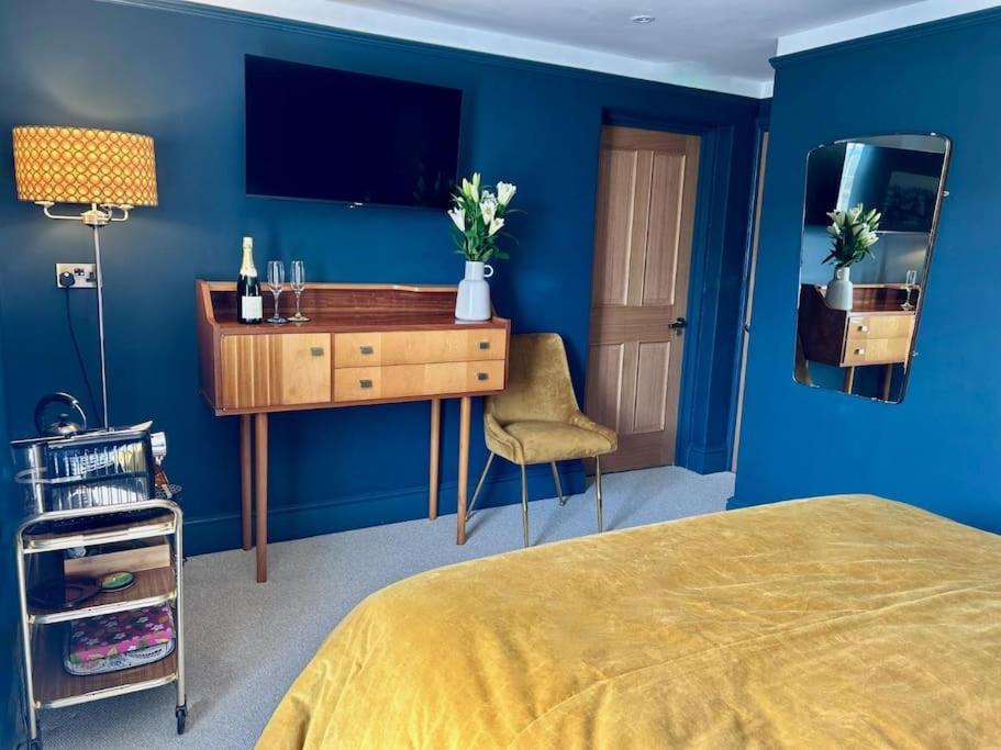 Stylish Retro Hotel Room Above Pub Шептън Малет Екстериор снимка