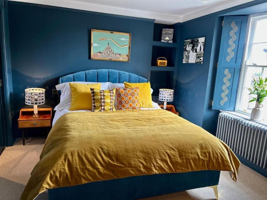 Stylish Retro Hotel Room Above Pub Шептън Малет Екстериор снимка