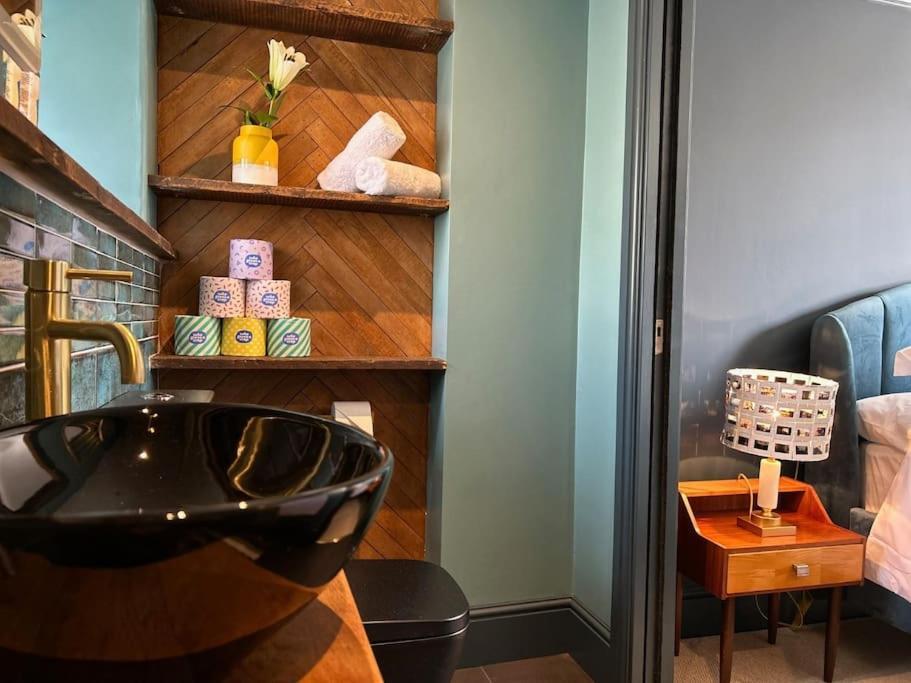 Stylish Retro Hotel Room Above Pub Шептън Малет Екстериор снимка